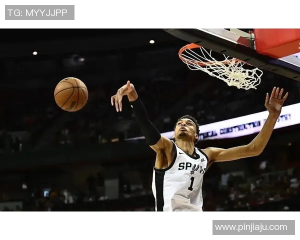 文班亚马首场比赛表现抢眼五次盖帽并成功隔扣字母哥引发热议