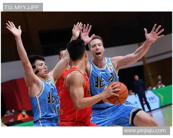 洛阳中赫篮球迎战北京队全力争胜展现团队实力与竞技精神